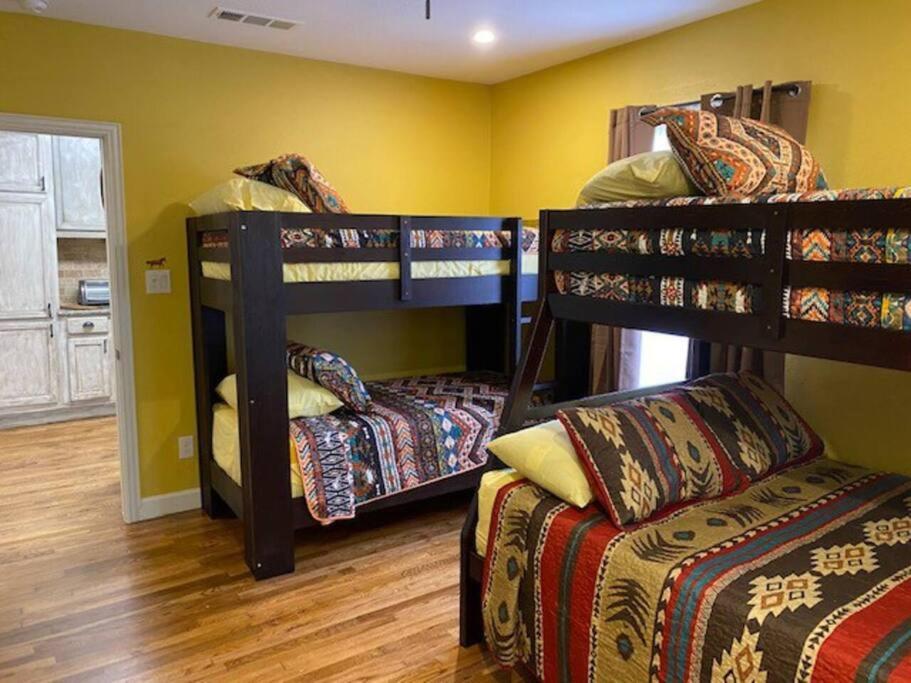Stockyards!-1 Block Away ! Cowboy Cottage Sleeps 9 Fort Worth Eksteriør bilde
