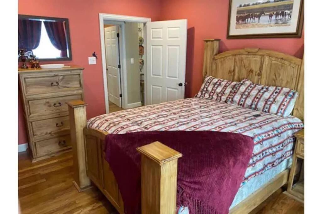 Stockyards!-1 Block Away ! Cowboy Cottage Sleeps 9 Fort Worth Eksteriør bilde