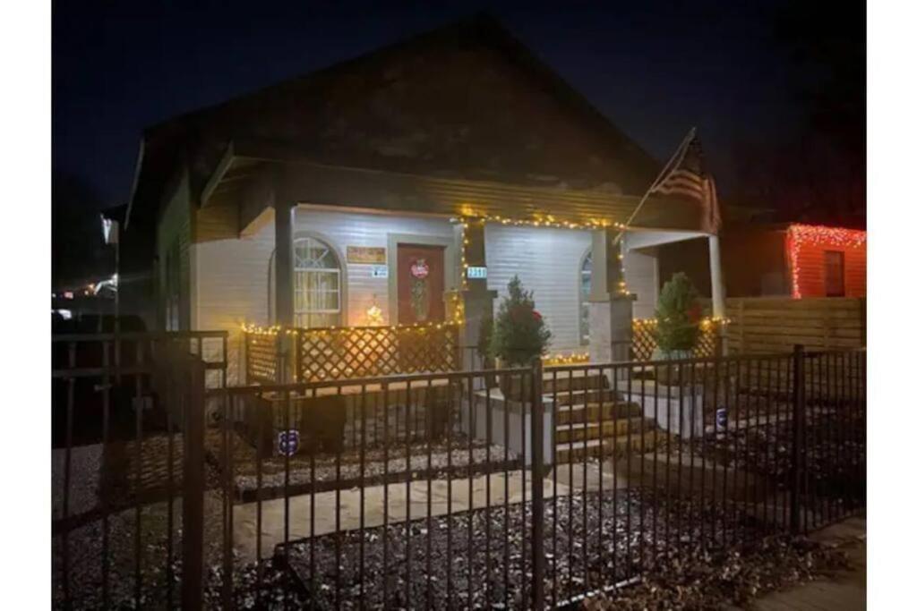 Stockyards!-1 Block Away ! Cowboy Cottage Sleeps 9 Fort Worth Eksteriør bilde