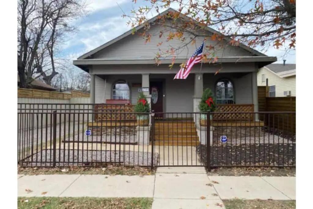 Stockyards!-1 Block Away ! Cowboy Cottage Sleeps 9 Fort Worth Eksteriør bilde