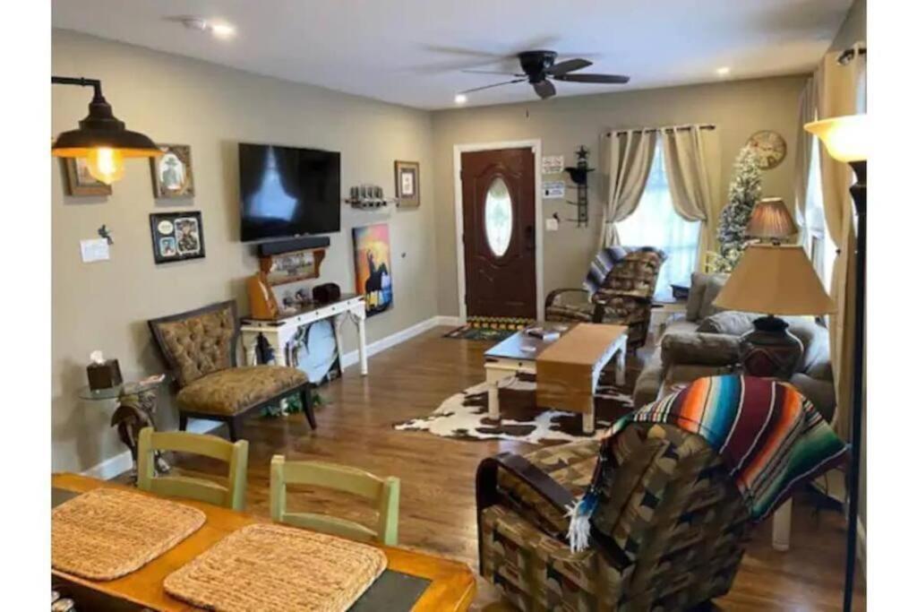Stockyards!-1 Block Away ! Cowboy Cottage Sleeps 9 Fort Worth Eksteriør bilde