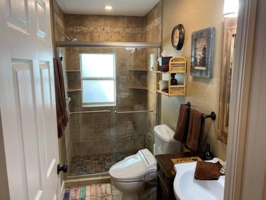 Stockyards!-1 Block Away ! Cowboy Cottage Sleeps 9 Fort Worth Eksteriør bilde