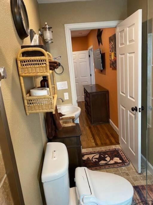 Stockyards!-1 Block Away ! Cowboy Cottage Sleeps 9 Fort Worth Eksteriør bilde