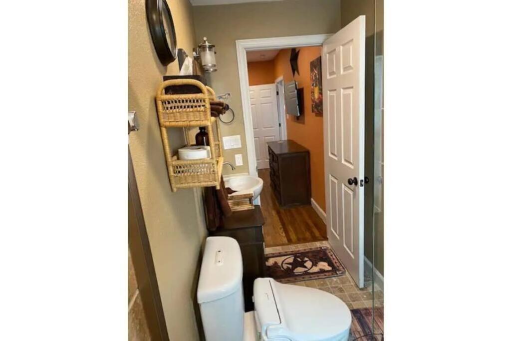 Stockyards!-1 Block Away ! Cowboy Cottage Sleeps 9 Fort Worth Eksteriør bilde